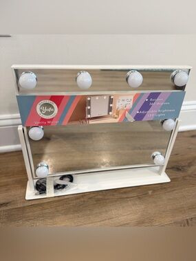 Lighted Makeup Mirror with 8 LED Bulbs, 10x Magnification, 360° Rotation